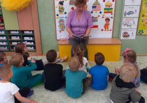 Pani Jola czyta - dzieci siedzą na dywanie słuchają opowiadania o Franklinie.